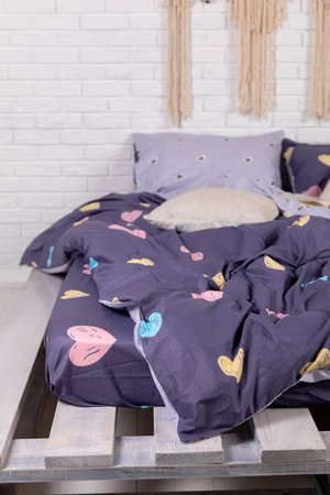 Bed on a pallet. An interesting decorated room.