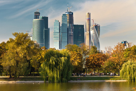 View of Moscow city across the Novodevichiy pondのeditorial素材
