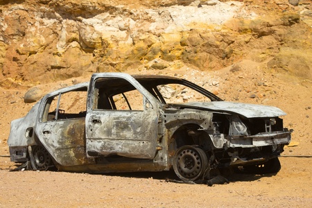 Crashed car wreck in desert landscape の写真素材