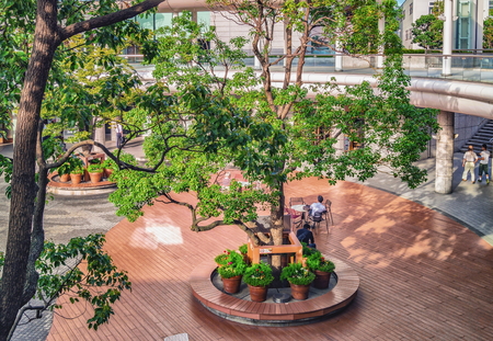 People having rest in the inner courtyard of the typical living node building in Tokyo, Japanのeditorial素材