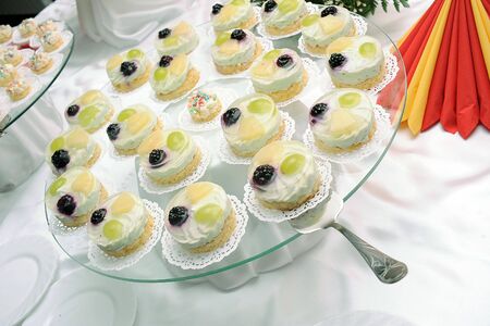 Tasty round jelly cakes with fruits on the plateの写真素材