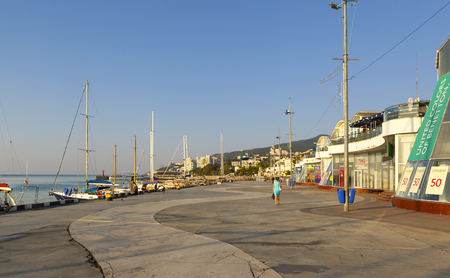 Quay in the early morning. Yaltaのeditorial素材