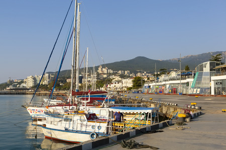 Quay in the early morning. Yaltaのeditorial素材