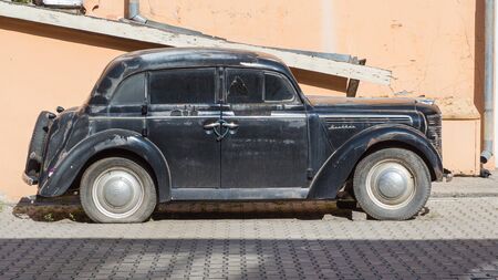 Krasnoyarsk, Russia - August 02 2019: Old rusty car brand Moskvich in the yardのeditorial素材