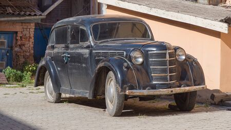 Krasnoyarsk, Russia - August 02 2019: Old rusty car brand Moskvich in the yardのeditorial素材