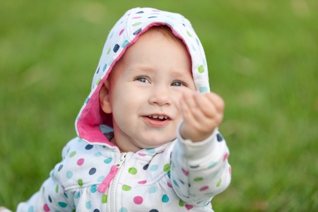 A little girl is showing something in her handの写真素材