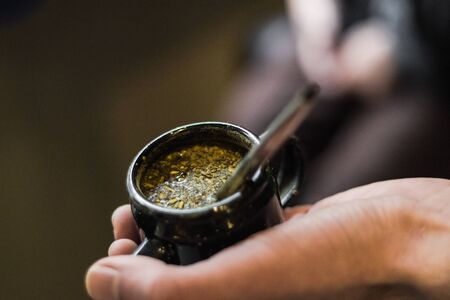 hands holding a cup of teaの写真素材
