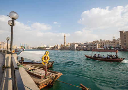 DUBAI, UAE-JANUARY 18: Traditional Abra ferries on January 18, 2014 in Dubai, UAE. Shipbuilding technology is unchanged from the 18th century.のeditorial素材