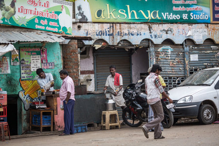 MADURAI, INDIA-FEBRUARY 15: Trader on the street of Indian town on February 15, 2013 in Madurai, India. Trader on a city street province Tamil Naduのeditorial素材