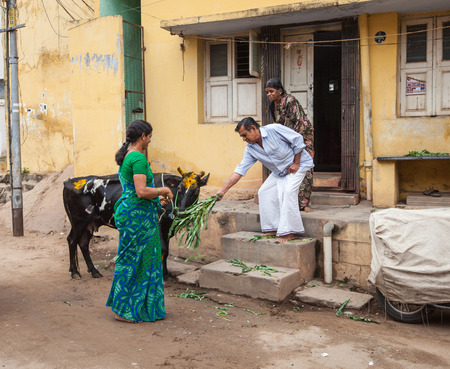 MADURAI, INDIA-FEBRUARY 15: Street of Indian city 15, 2013 in Madurai, India. People on the street of indian townのeditorial素材