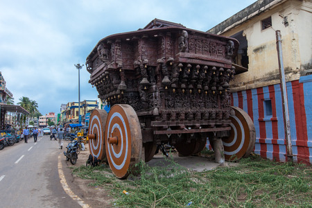 TRICHY, INDIA-FEBRUARY 14: Street of Indian city 14, 2013 in Trichy, India. People on the street of indian townのeditorial素材