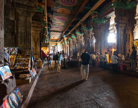 MADURAI, INDIA-FEBRUARY 16: Street of Indian city 16, 2013 in Madurai, India. People on the street of indian townのeditorial素材