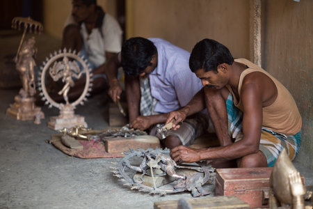 THANGAUR, INDIA-FEBRUARY 13: Sculptor in the workshop 13, 2013 in Thangaur, India. Sculptor artist make cuprum statue.のeditorial素材
