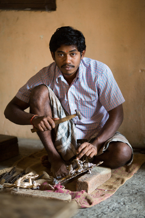 THANGAUR, INDIA-FEBRUARY 13: Sculptor in the workshop 13, 2013 in Thangaur, India. Sculptor artist make cuprum statue.のeditorial素材