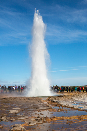 Geyser Strokkyur spewing water into the geothermal area Haukadalurのeditorial素材