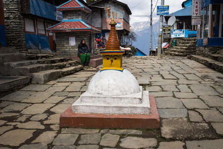 NARCHYANG, NEPAL-MARCH 19: Himalayas people 19, 2015 in Narchyang, Nepal. People on the track to the Annapurna Base Camp.のeditorial素材