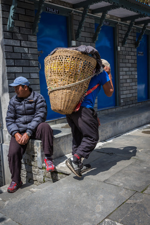NARCHYANG, NEPAL-MARCH 21: Himalayas people 21, 2015 in Narchyang, Nepal. People on the track to the Annapurna Base Camp.のeditorial素材