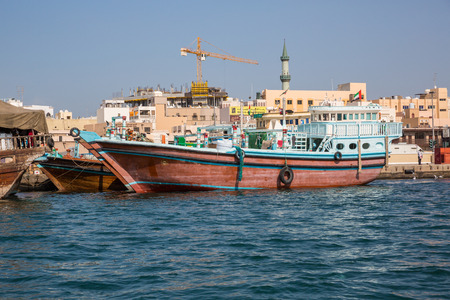 DUBAI, UAE-JANUARY 20: Traditional Abra ferries on January 20, 2014 in Dubai, UAE. Shipbuilding technology is unchanged from the 18th century.のeditorial素材