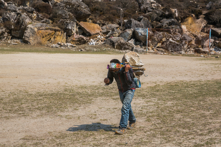 SAGARMATHA, NEPAL-APRIL 28: Porter on the hiking trail 28, 2016 in Sagarmatha, Nepal. Porter on the tourist trail to the Everest base campのeditorial素材
