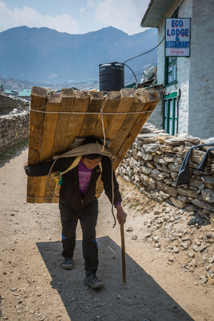 SAGARMATHA, NEPAL-APRIL 28: Porter on the hiking trail 28, 2016 in Sagarmatha, Nepal. Porter on the tourist trail to the Everest base campのeditorial素材