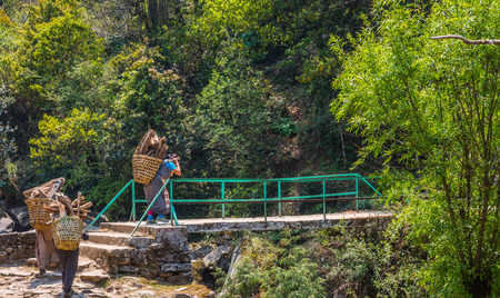 SAGARMATHA, NEPAL-APRIL 26: Porter on the hiking trail 26, 2016 in Sagarmatha, Nepal. Porter on the tourist trail to the Everest base campのeditorial素材