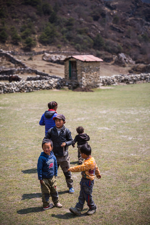 SAGARMATHA, NEPAL-APRIL 28: Himalayas people 28, 2016 in Sagarmatha, Nepal. People on the track to the Everest Base Camp.のeditorial素材