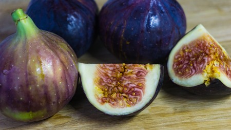 Fresh fig fruits arranged on wooden tableの写真素材
