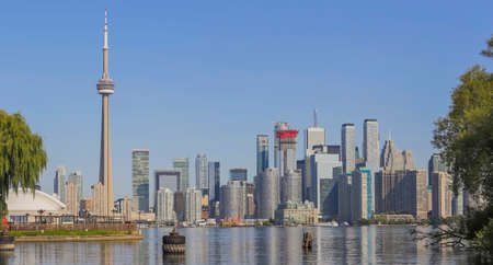 Torontos skyline over Lake Ontarioの写真素材