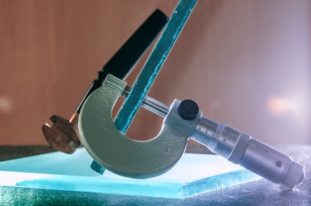 micrometer measures the thickness of the glass close-upの写真素材