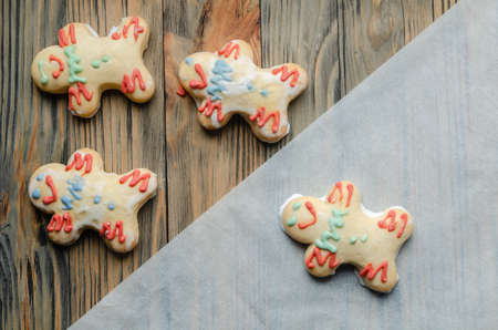 gingerbread gingerbread men on a wooden table.の写真素材