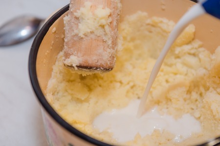 Smash potatoes. Make mashed potatoes. Cooking at home. Natural productsの写真素材