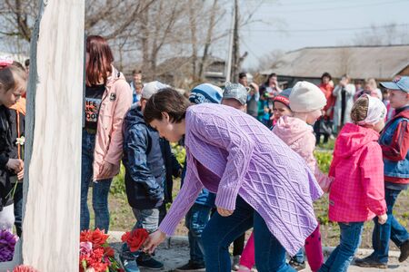 Zarinsk, Russia - May 9, 2019: people lay flowers on Victory Day. Laying flowers on the eternal flame of May 9. Victory Dayのeditorial素材