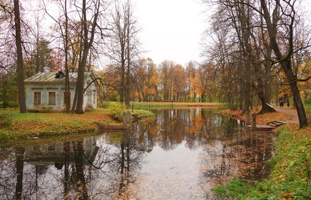 Sad autumn landscape. Children's House on an island in the Alexander Park in Tsarskoye Seloの写真素材