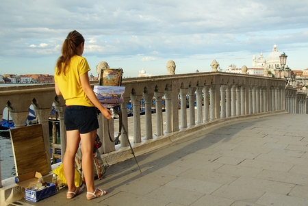 Morning in Riva degli Schiavoni. Girl artist paints the townのeditorial素材