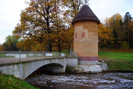 Autumn Evening and Peak Tower in the Slavyanka River Valley in Pavlovsk Parkのeditorial素材