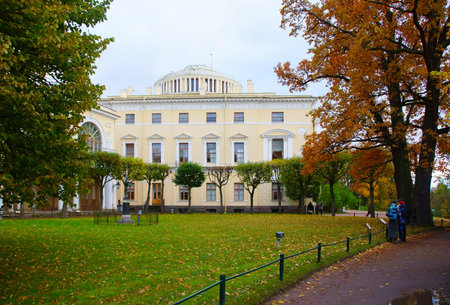 Autumn day in the Pavlovsk park, Pavlovsky palaceのeditorial素材