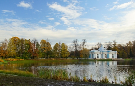 Autumn morning in the Catherine Park in Tsarskoe Selo, the Great Pondのeditorial素材