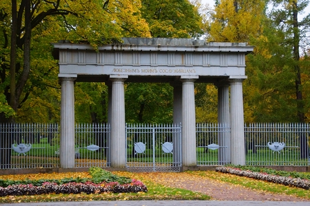 Autumn day in Catherine Park in Tsarskoye Selo, Triumphal Gateのeditorial素材
