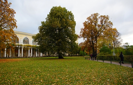 Autumn evening in Pavlovsk park, walk near Pavlovsk Palaceのeditorial素材