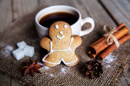 Christmas food. Gingerbread man cookies in Christmas setting. Xmas dessertの写真素材