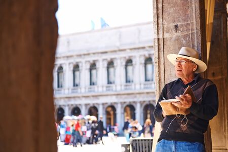 A painter is drawing at San Marcoのeditorial素材