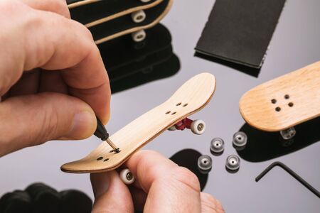 A man spins off the wheels on a tongerboard, a major plan. Repair Conceptの写真素材