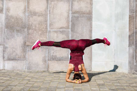The girl performs an exercise on the elbows with a transverse twine. Healthy lifestyle conceptの写真素材