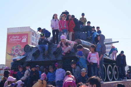 The image of children near the tankのeditorial素材