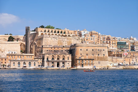 The view of Valletta capital city fortifications with Fort Lascaris and Upper and Lower Barrakka Gardens  from the water of Grand Harbour. Maltaのeditorial素材