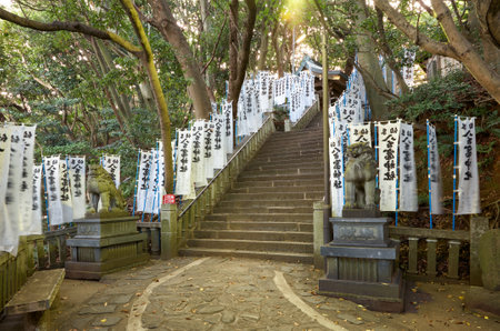 GAMAGORI, JAPAN - OCTOBER 18, 2007: Way to Yaotomi Shrine on Take Island in Gamagori wit komainu lions guardians stone statues, Japanのeditorial素材
