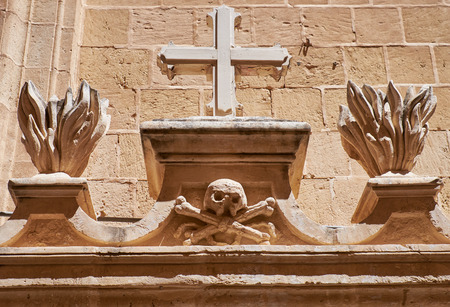 The Totenkopf, skull and crossbones, a dead's head symbol,  as a decorative element over the entrance to the residential house of Mdina. Maltaの写真素材