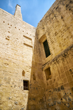 The sandstone walls of the Inquisitor's Palace in Vittoriosa (Birgu), Malta.のeditorial素材