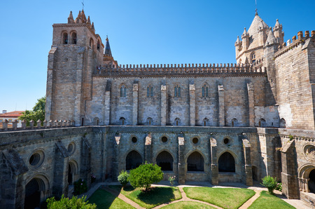 The view of the Cathedral (Se) of Evora with the cloister circumjacent the interior courtyard. Evora. Portugal.の写真素材