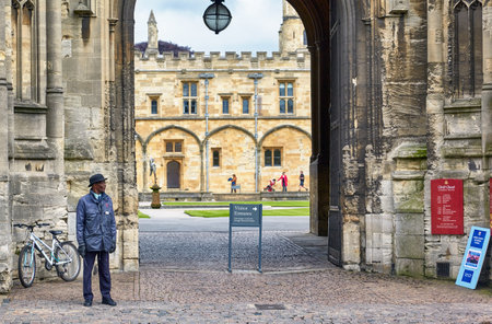 OXFORD, ENGLAND - MAY 15, 2009: Tom Gate - the main entrance of Christ Church, which leads into Tom Quad, as seen from the St Aldates street. Oxford University. Englandのeditorial素材